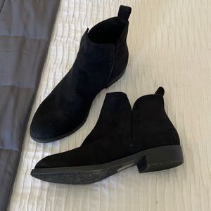 Women’s size 6 booties